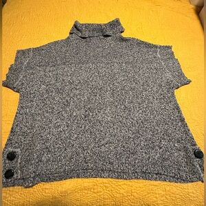 Women’s poncho sweater 2xl black and white